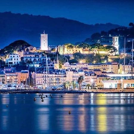 Cannes Old Port, Seafront & Seaview, Yacht Show Port Exterior photo